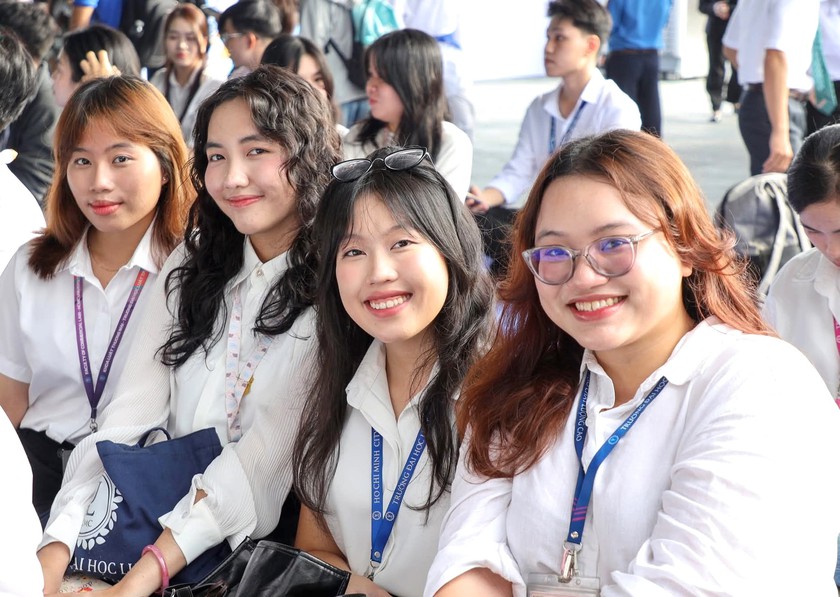 Trường đại học dự kiến loại bỏ xét tuyển tổ hợp truyền thống A00, C00 - Ảnh 1.