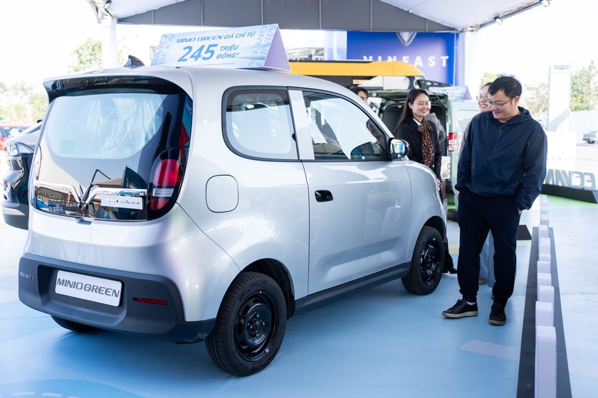 L&aacute;i thử VinFast Minio Green tại Vietnam Mobility Show 2025, nhiều kh&aacute;ch muốn &ldquo;chốt&rdquo; mua xe ngay- Ảnh 1.