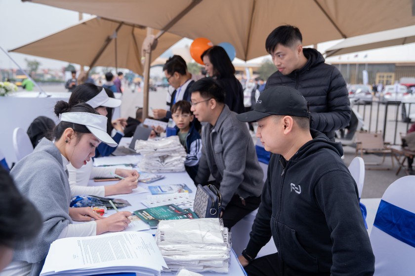 L&aacute;i thử VinFast Minio Green tại Vietnam Mobility Show 2025, nhiều kh&aacute;ch muốn &ldquo;chốt&rdquo; mua xe ngay- Ảnh 3.