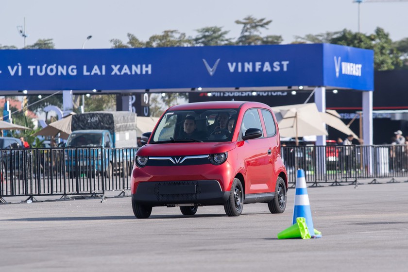 L&aacute;i thử VinFast Minio Green tại Vietnam Mobility Show 2025, nhiều kh&aacute;ch muốn &ldquo;chốt&rdquo; mua xe ngay- Ảnh 4.