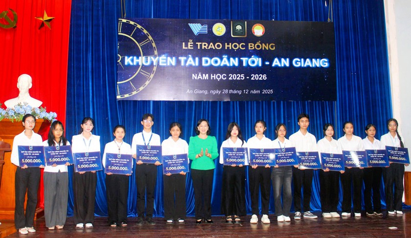 Quỹ Khuyến học tỉnh An Giang phối hợp trao 140 suất học bổng "Khuyến t&agrave;i Do&atilde;n Tới - An Giang" tặng sinh vi&ecirc;n xuất sắc - Ảnh 1.