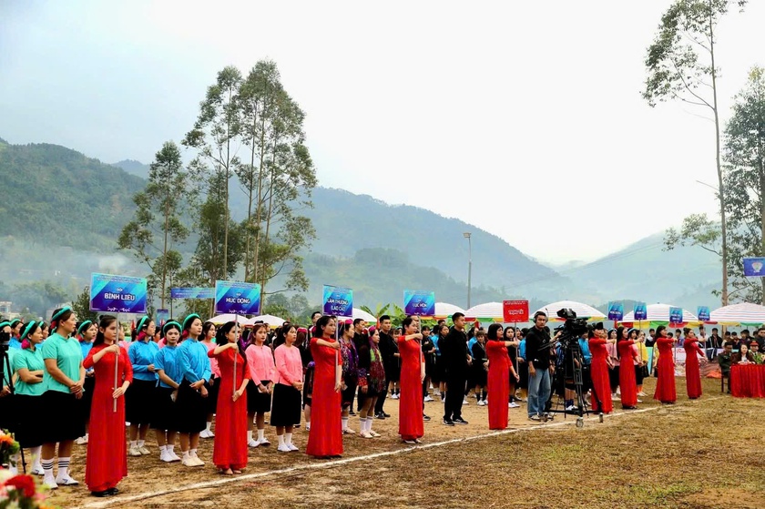 Khai mạc Giải Bóng đá nữ các dân tộc thiểu số Quảng Ninh mở rộng 2025 - Ảnh 2.