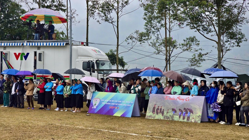 Khai mạc Giải Bóng đá nữ các dân tộc thiểu số Quảng Ninh mở rộng 2025 - Ảnh 4.