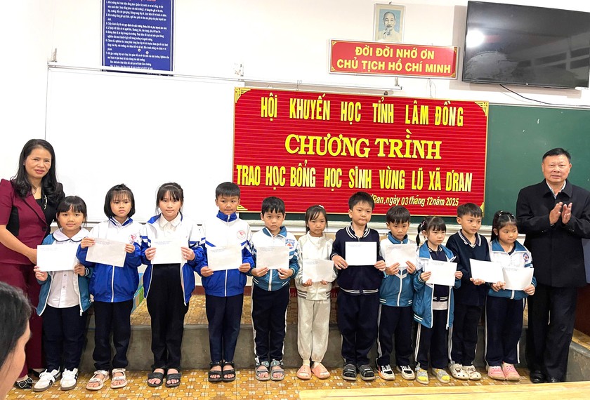 Hội Khuyến học tỉnh Lâm Đồng cùng đơn vị tài trợ trao 70 triệu quà, học bổng cho học sinh vùng lũ - Ảnh 3.