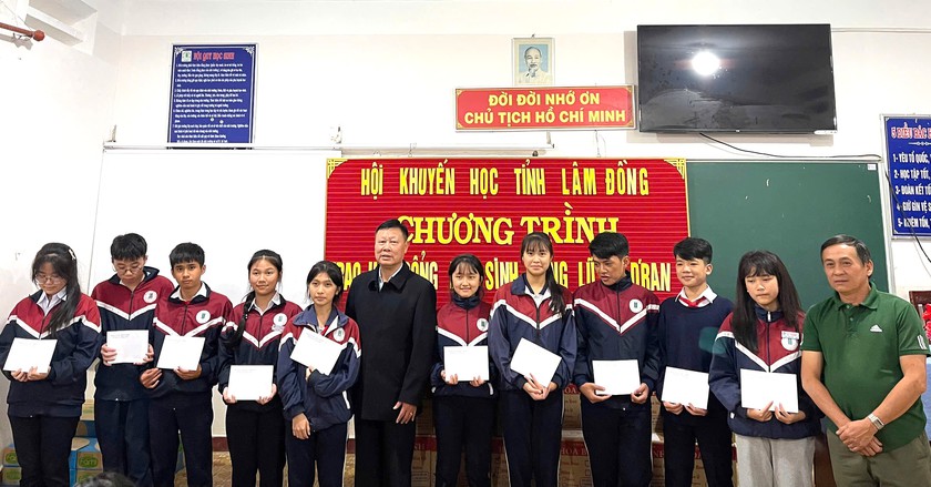 Hội Khuyến học tỉnh Lâm Đồng cùng đơn vị tài trợ trao 70 triệu quà, học bổng cho học sinh vùng lũ - Ảnh 4.