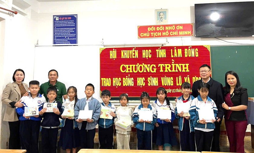Hội Khuyến học tỉnh Lâm Đồng cùng đơn vị tài trợ trao 70 triệu quà, học bổng cho học sinh vùng lũ - Ảnh 1.