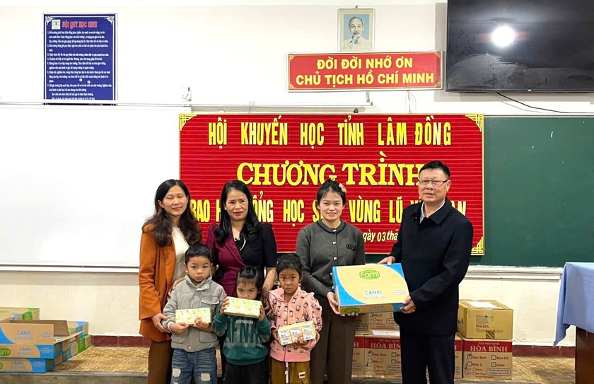 Hội Khuyến học tỉnh Lâm Đồng cùng đơn vị tài trợ trao 70 triệu quà, học bổng cho học sinh vùng lũ - Ảnh 5.