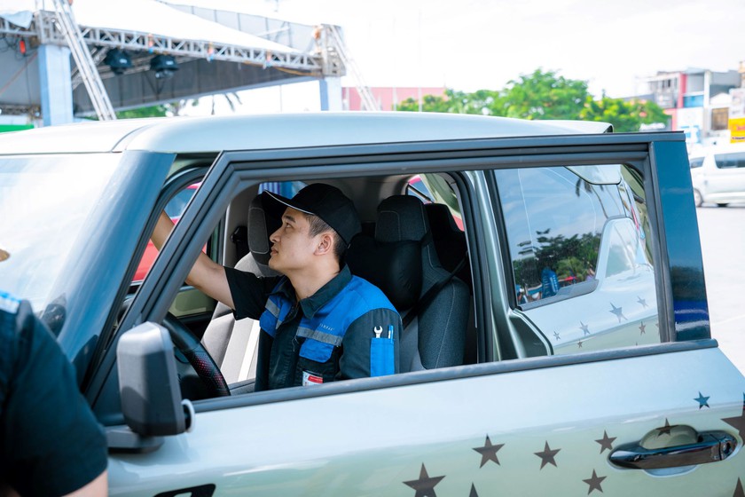 Mang xe đi sửa tưởng mất cả chục triệu đồng, chủ xe điện VinFast bất ngờ nhận h&oacute;a đơn&hellip; 0 đồng - Ảnh 2.