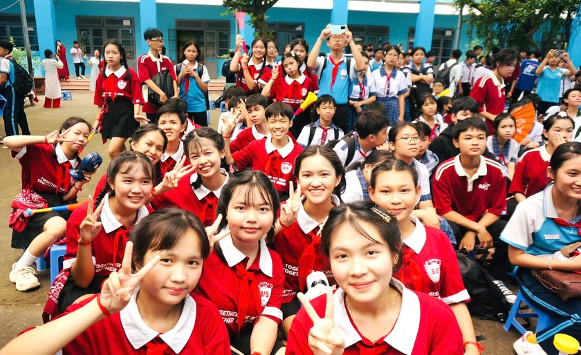 Trường học ở Th&agrave;nh phố Hồ Ch&iacute; Minh sẽ siết điện thoại v&agrave;o giờ ra chơi từ th&aacute;ng 1/2026 - Ảnh 1.