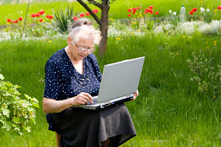 Người cao tuổi đi v&agrave;o kỷ nguy&ecirc;n số - Ảnh 1.