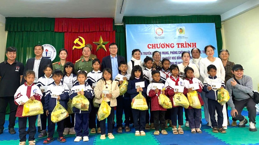 Trao 70 triệu qu&agrave;, học bổng tặng học sinh, phụ huynh x&atilde; Đam R&ocirc;ng 4 - Ảnh 2.