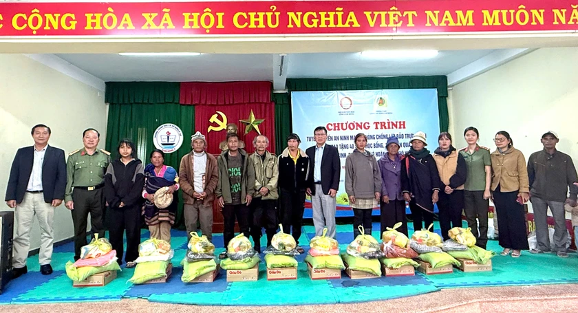 Trao 70 triệu qu&agrave;, học bổng tặng học sinh, phụ huynh x&atilde; Đam R&ocirc;ng 4 - Ảnh 3.