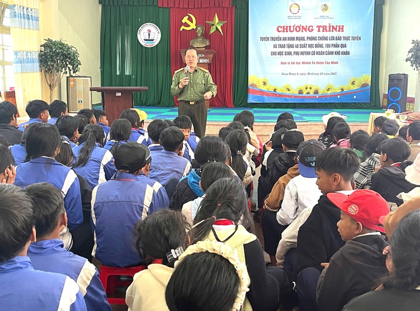 Trao 70 triệu qu&agrave;, học bổng tặng học sinh, phụ huynh x&atilde; Đam R&ocirc;ng 4 - Ảnh 1.