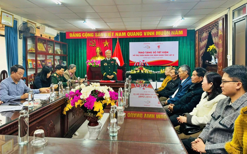 Trao tặng sổ tiết kiệm cho 16 gia đ&igrave;nh liệt sĩ - Ảnh 1.