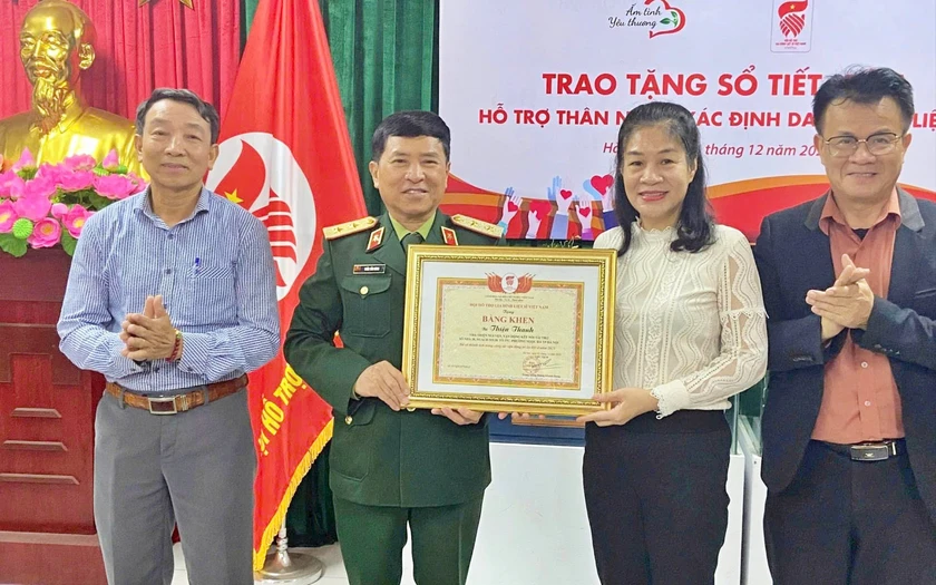 Trao tặng sổ tiết kiệm cho 16 gia đ&igrave;nh liệt sĩ - Ảnh 5.