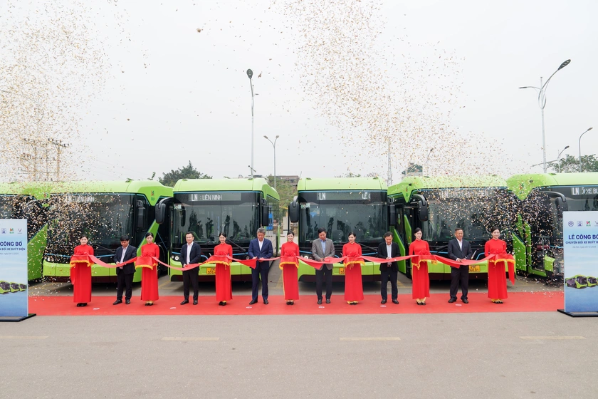 Liên Ninh chuyển đổi 100% sang xe buýt điện VinFast- Ảnh 1.