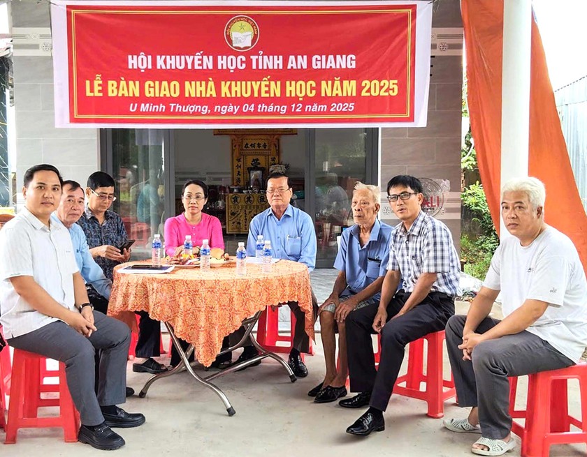 Hội Khuyến học tỉnh An Giang bàn giao nhà khuyến học, khích lệ học sinh khó khăn học giỏi - Ảnh 2.
