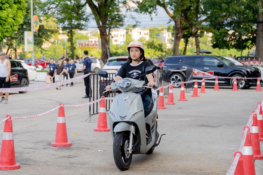 Tài xế mua VinFast Feliz “dễ như thở”: 0 đồng trả trước, 0 đồng “nhiên liệu” - Ảnh 1.