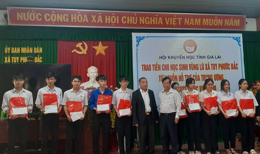 Hội Khuyến học tỉnh Gia Lai cùng đơn vị đồng hành trao tặng hơn 229 triệu đồng cho học sinh vùng lũ - Ảnh 5.