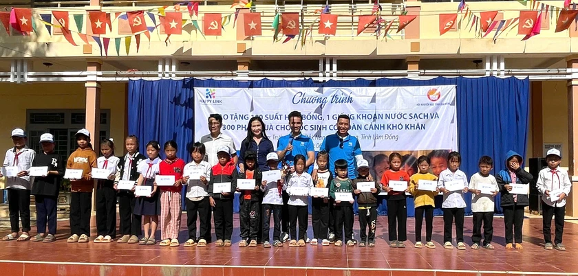 Hơn 400 suất quà, học bổng tiếp sức học sinh Lâm Đồng đến trường - Ảnh 3.