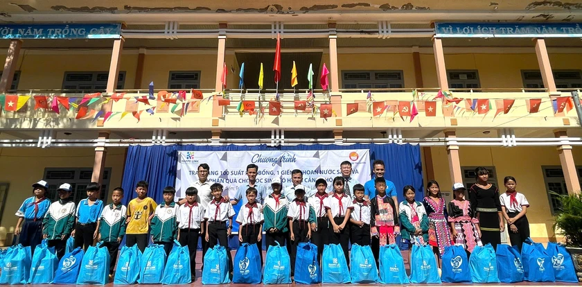 Hơn 400 suất quà, học bổng tiếp sức học sinh Lâm Đồng đến trường - Ảnh 1.