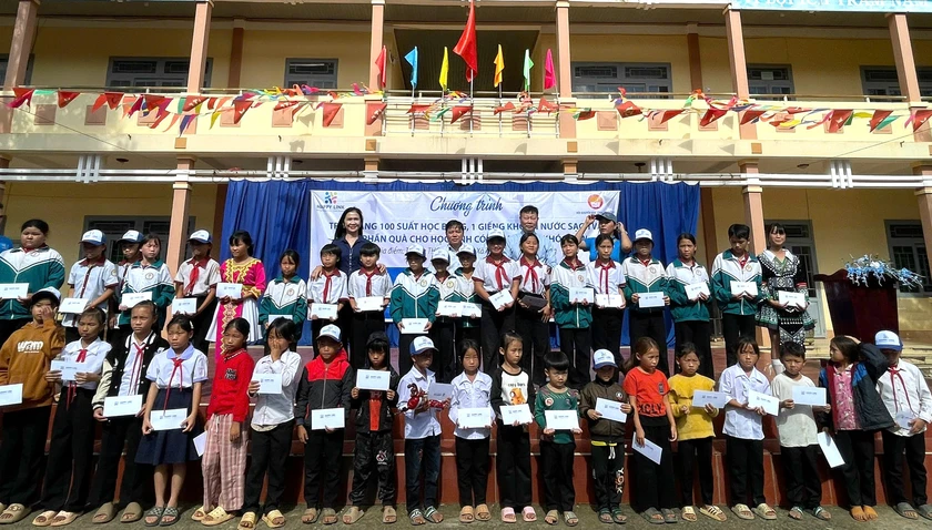 Hơn 400 suất quà, học bổng tiếp sức học sinh Lâm Đồng đến trường - Ảnh 4.