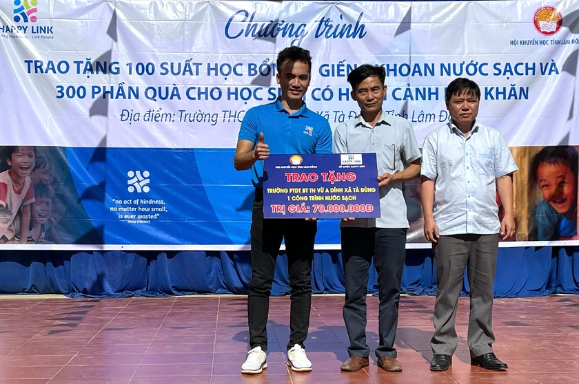 Hơn 400 suất quà, học bổng tiếp sức học sinh Lâm Đồng đến trường - Ảnh 2.