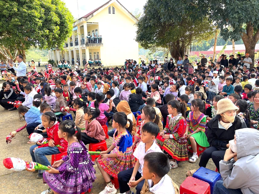 Hơn 400 suất quà, học bổng tiếp sức học sinh Lâm Đồng đến trường - Ảnh 5.