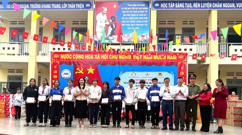 Trao hơn 900 suất quà, học bổng cho học sinh Lâm Đồng bị ảnh hưởng bởi lũ lụt - Ảnh 1.