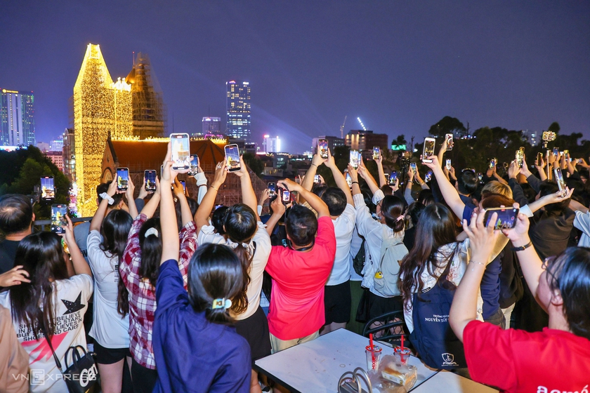 Thành phố Hồ Chí Minh - điểm đến hấp dẫn du khách "trốn đông" - Ảnh 1.