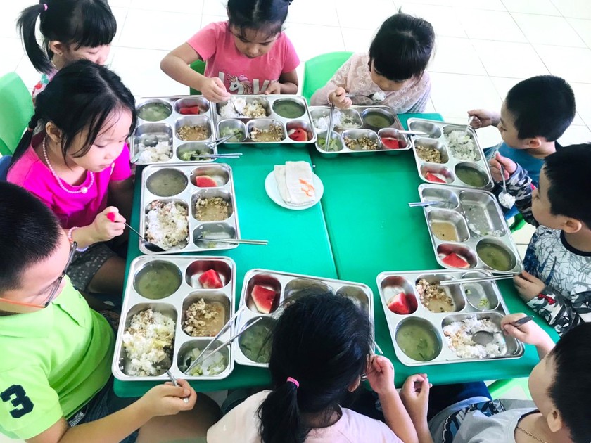 Miễn phí bữa ăn bán trú cho trẻ mầm non vùng khó khăn - hai chính sách, một mục tiêu - Ảnh 1.