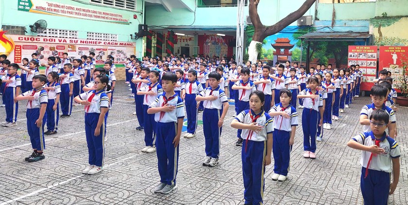 Thành phố Hồ Chí Minh đề xuất hỗ trợ trọn gói từ bữa ăn đến học phẩm cho học sinh nghèo - Ảnh 1.