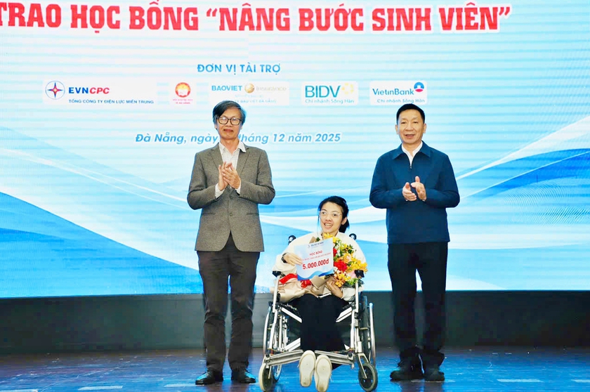 Đại học Đ&agrave; Nẵng trao học bổng "n&acirc;ng bước sinh vi&ecirc;n" - Ảnh 2.