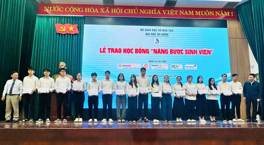 Đại học Đ&agrave; Nẵng trao học bổng "n&acirc;ng bước sinh vi&ecirc;n" - Ảnh 4.