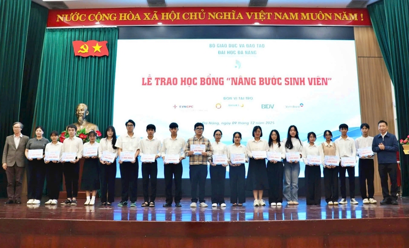 Đại học Đ&agrave; Nẵng trao học bổng "n&acirc;ng bước sinh vi&ecirc;n" - Ảnh 3.