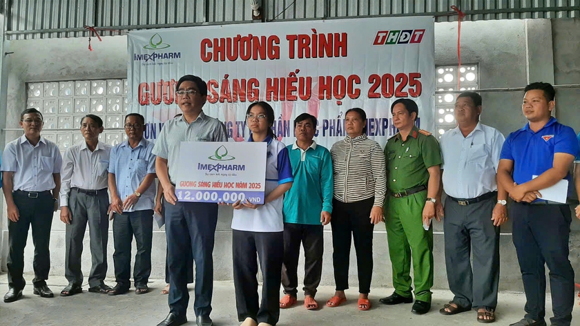 Đồng Tháp trao học bổng Gương sáng hiếu học cho sinh viên Lê Thị Kim Ngân - Ảnh 4.