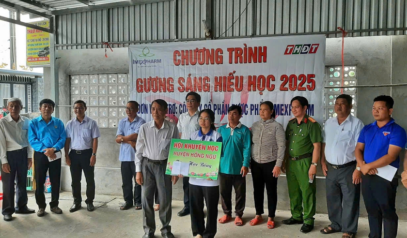 Đồng Tháp trao học bổng Gương sáng hiếu học cho sinh viên Lê Thị Kim Ngân - Ảnh 3.