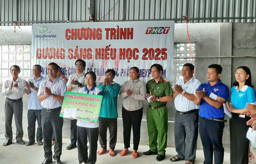 Đồng Tháp trao học bổng Gương sáng hiếu học cho sinh viên Lê Thị Kim Ngân - Ảnh 2.