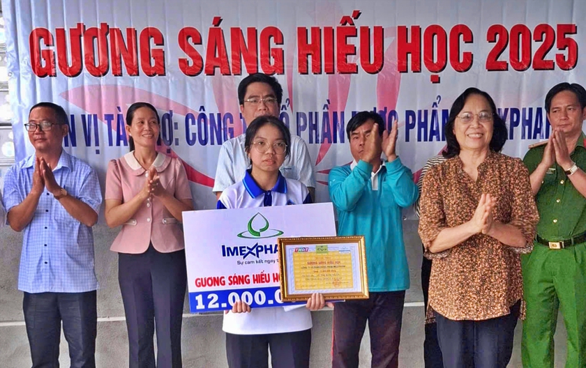 Đồng Tháp trao học bổng Gương sáng hiếu học cho sinh viên Lê Thị Kim Ngân - Ảnh 1.