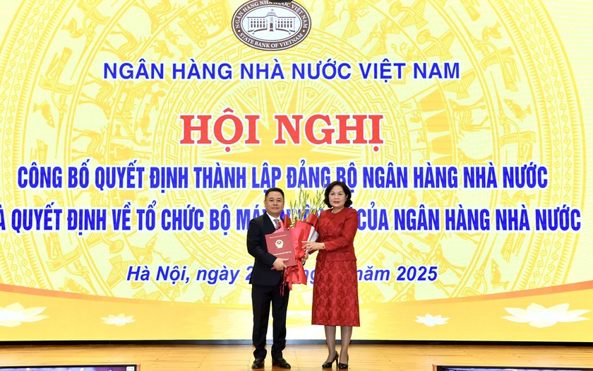 Thống đốc Ngân hàng Nhà nước Nguyễn Thị Hồng trao Quyết định điều động bổ nhiệm ông Nguyễn Ngọc Cảnh giữ chức Phó Thống đốc Ngân hàng Nhà nước Việt Nam. Ảnh: VGP./HT