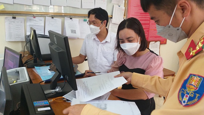 Hướng dẫn công dân đến làm thủ tục trực tiếp đổi, cấp lại giấy phép lái xe- Ảnh 1.