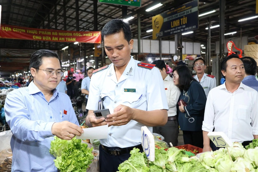 Đẩy mạnh phong trào quần chúng phát hiện, tố giác hành vi vi phạm an toàn thực phẩm - Ảnh 1.