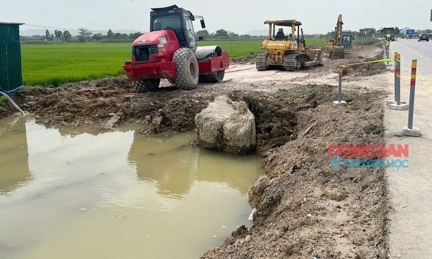 Thi công dự án 500 tỷ đồng bị vỡ ống nước, hàng ngàn hộ dân thiếu nước sạch - Ảnh 2.