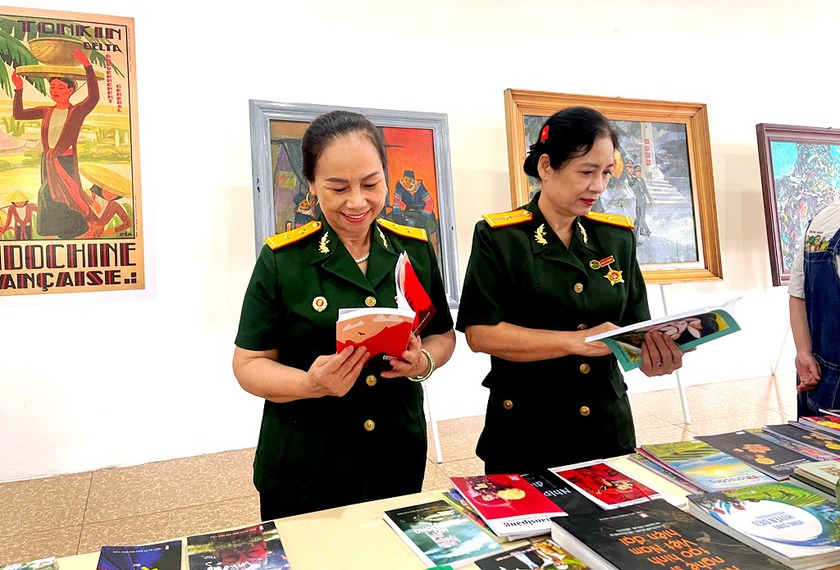 Hoạt động kỷ niệm "50 năm nền văn học, nghệ thuật Việt Nam sau ngày đất nước thống nhất" ở Lào Cai - Ảnh 6.