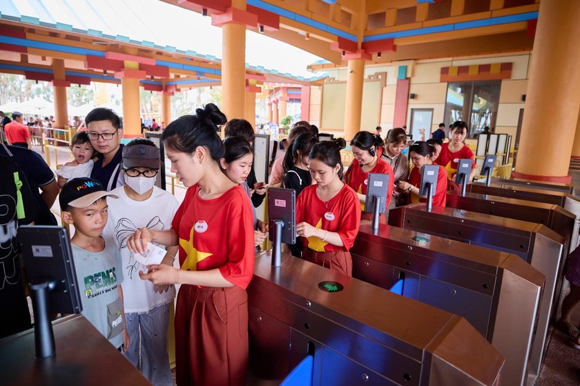 Khu du lịch tại Hà Nam đón hàng nghìn du khách ngày mở cửa đầu tiên- Ảnh 1. Khu du lịch tại Hà Nam đón hàng nghìn du khách ngày mở cửa đầu tiên- Ảnh 1.