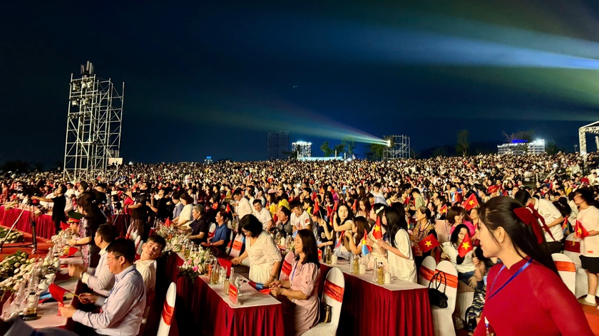 Quảng Ninh: Biển người đổ về Lễ hội Carnaval Hạ Long 2025 - Ảnh 6.
