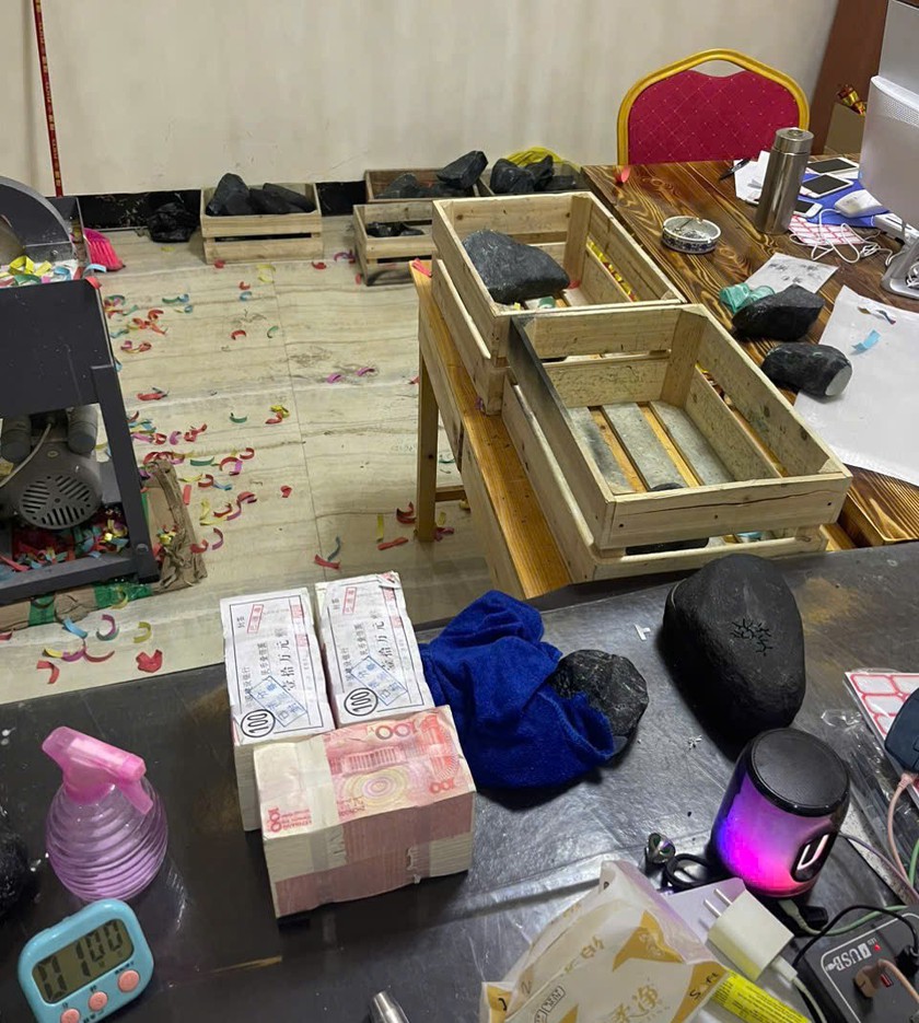 Quảng Ninh: Xóa sổ đường dây dùng hình thức cá cược "Cắt đá tìm ngọc" chiếm đoạt hàng trăm tỉ đồng- Ảnh 3. Quảng Ninh: Xóa sổ đường dây dùng hình thức cá cược "Cắt đá tìm ngọc" chiếm đoạt hàng trăm tỉ đồng- Ảnh 3.