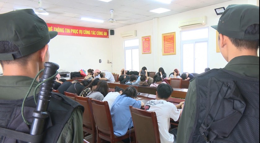 Quảng Ninh: Xóa sổ đường dây dùng hình thức cá cược "Cắt đá tìm ngọc" chiếm đoạt hàng trăm tỉ đồng- Ảnh 1. Quảng Ninh: Xóa sổ đường dây dùng hình thức cá cược "Cắt đá tìm ngọc" chiếm đoạt hàng trăm tỉ đồng- Ảnh 1.