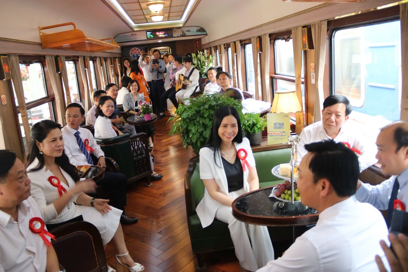 Hải Phòng: Khai trương đoàn tàu vip mang tên "Hoa Phượng Đỏ". - Ảnh 2.