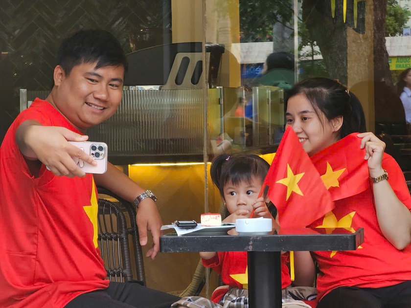 Hải Phòng rực rỡ cờ hoa trước giờ diễn ra chương trình duyệt đội ngũ và diễu hành quần chúng - Ảnh 6.